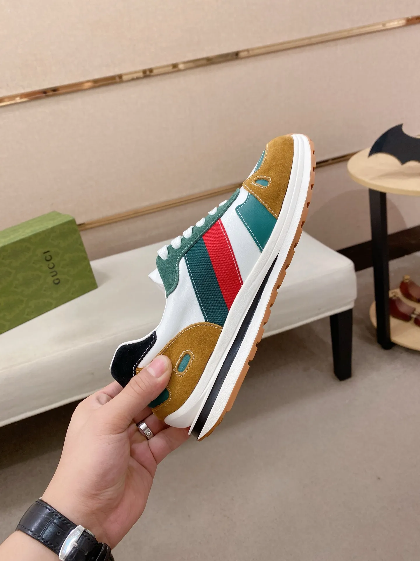 Men's shoes 💰 420💰🇮🇹🇮🇹GUCCI (Gucci) top 🔍🔍 new models are on sale at the same time, uppers 🇮🇹 imported first-layer cowhide from Italy. Fully imported genuine leather lining💪💪, completely 1⃣️ to 1⃣️🇮🇹💪💪, ⚠Sole: Original sole provided by the original factory, exclusive movable molded sole super comfortable, ⚠Original factory single goods, 🔍🔍high quality, you can come in and out at will, welcome to compare⚠. Code number:38-44